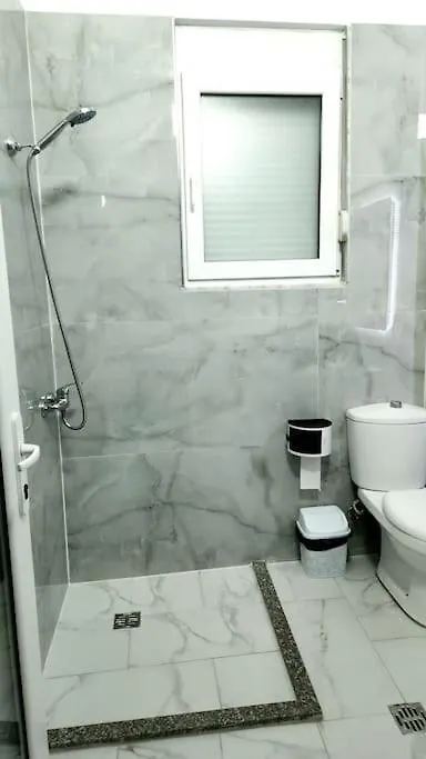 Modern & Cozy Apt, 1Km From City Center Fier