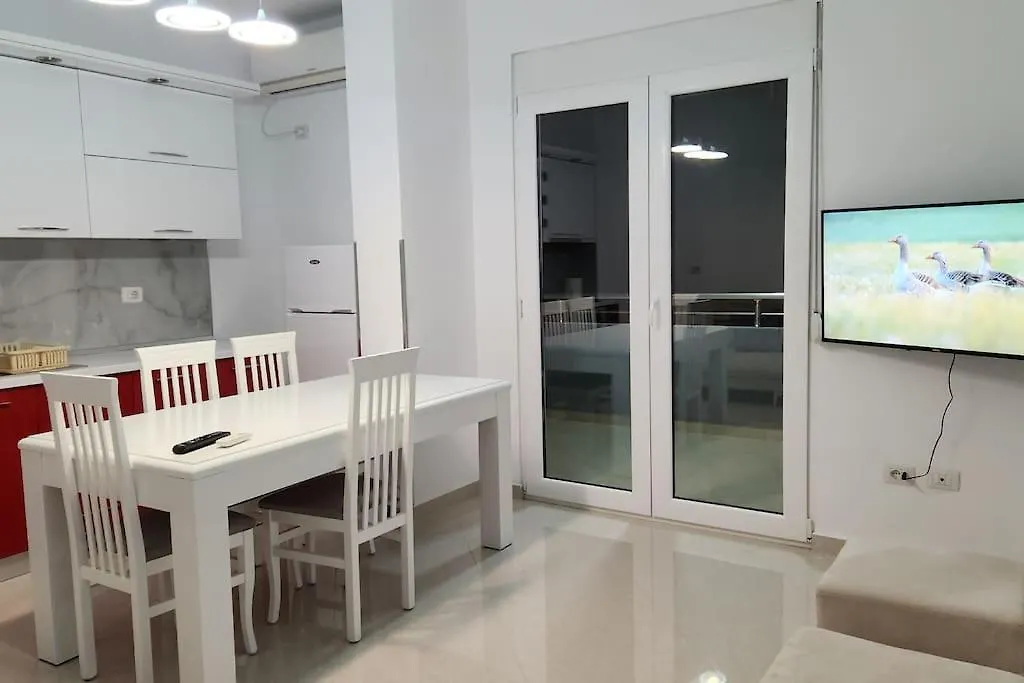Modern & Cozy Apt, 1Km From City Center Fier