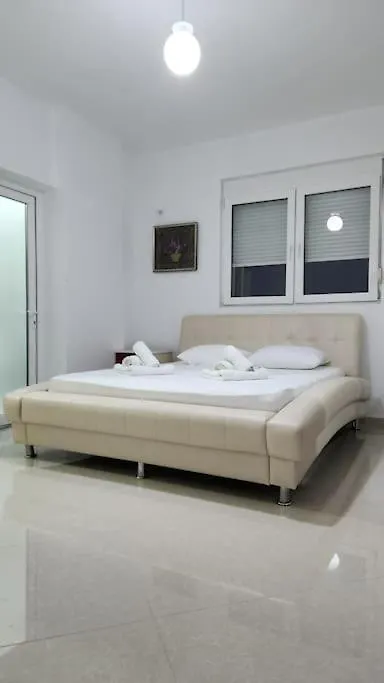 Modern & Cozy Apt, 1Km From City Center Fier 0*,